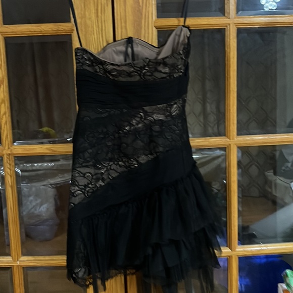 BCBG Maxazria Strapless mini Dress size 4, lace in great condition. - Picture 4 of 7